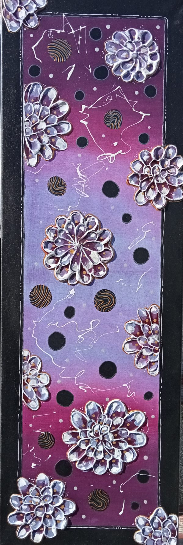 Pluie de fleurs violettes